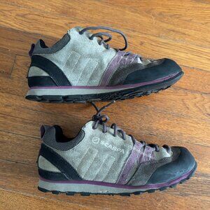 Scarpa Crux Approach Shoes / Climbing - women's 8.5 / men's 7.5 (purple / grey)